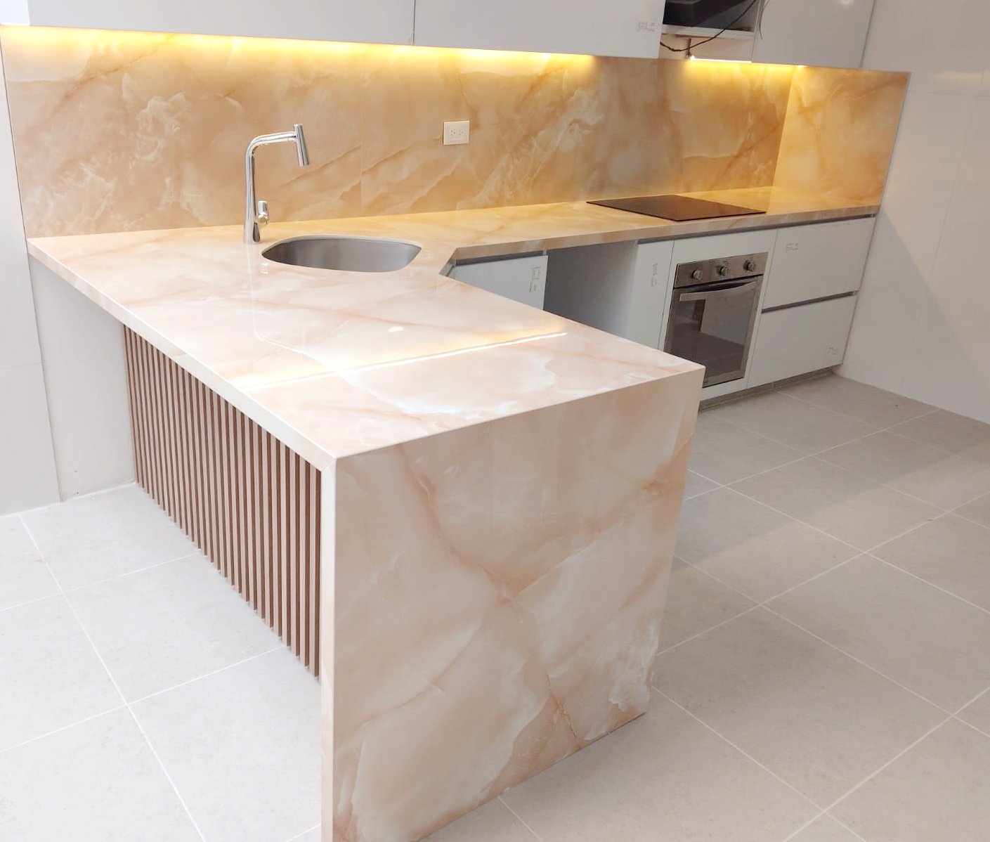 Encimera de cocina en mármol natural blanco con vetas grises