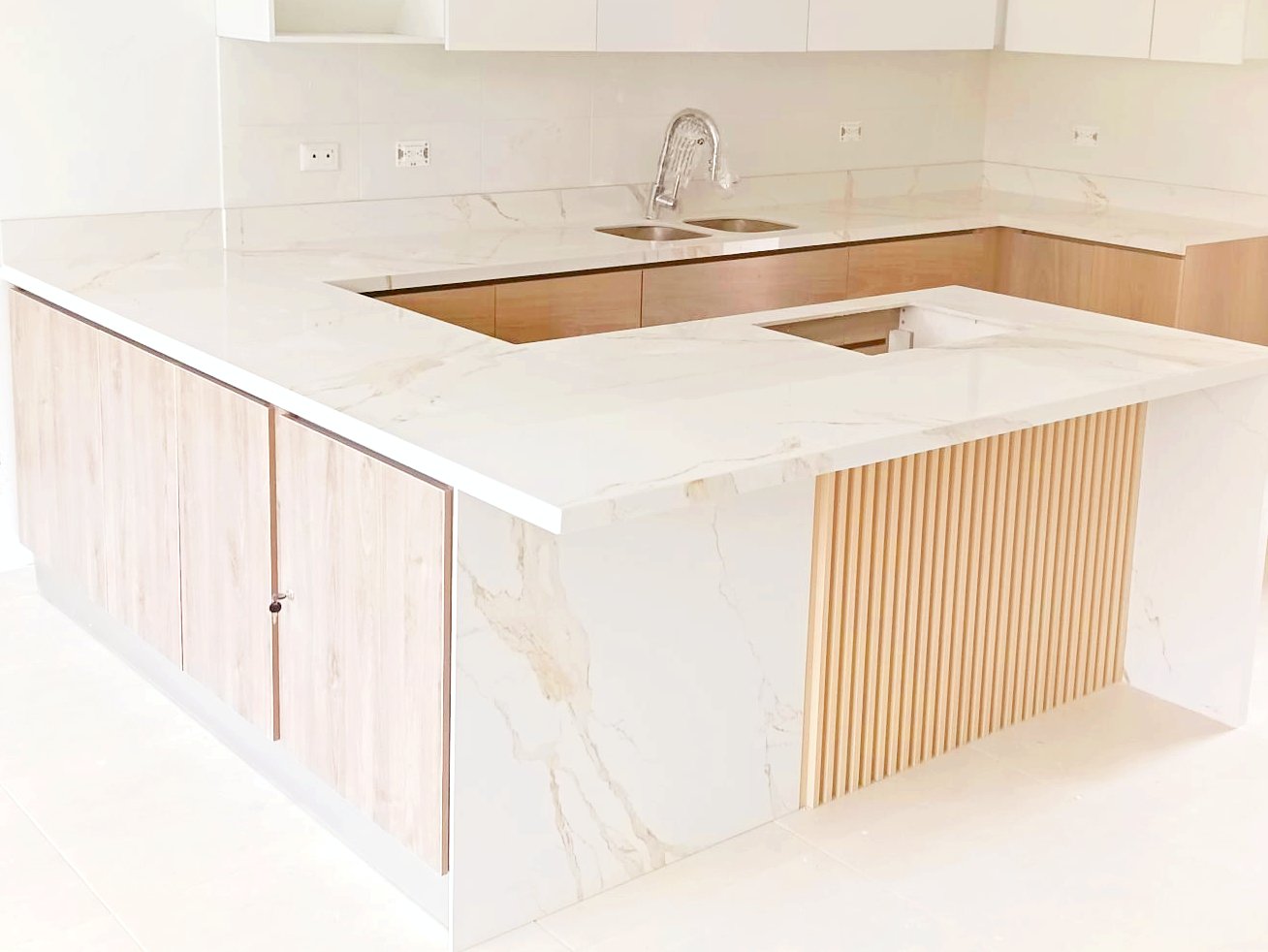 Piso de mármol pulido con diseño elegante